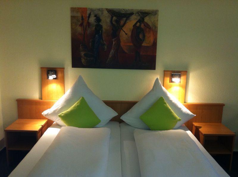 Stadthotel บาด ฟาลลิงบอสเทล ห้อง รูปภาพ